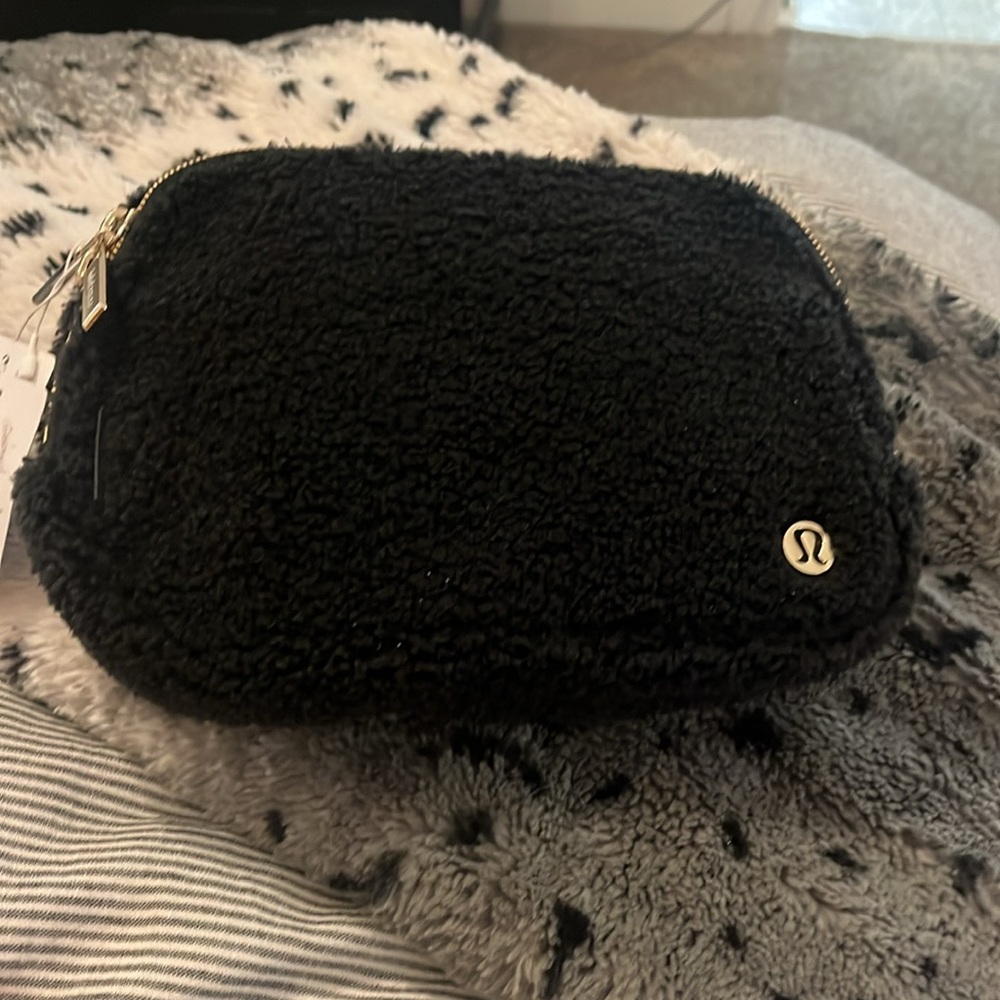 NWT Everywhere Belt Bag Large with Long Strap 2L